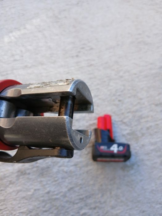 Акумулаторна хидравлична преса за кримпване на пресфитинги Milwaukee M