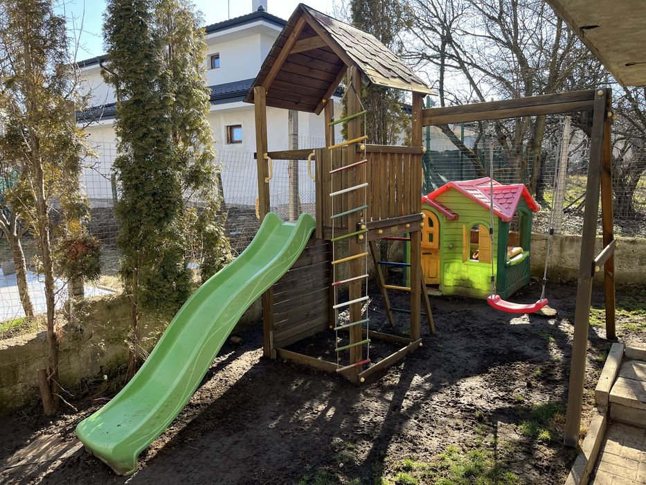 Детска площадка.