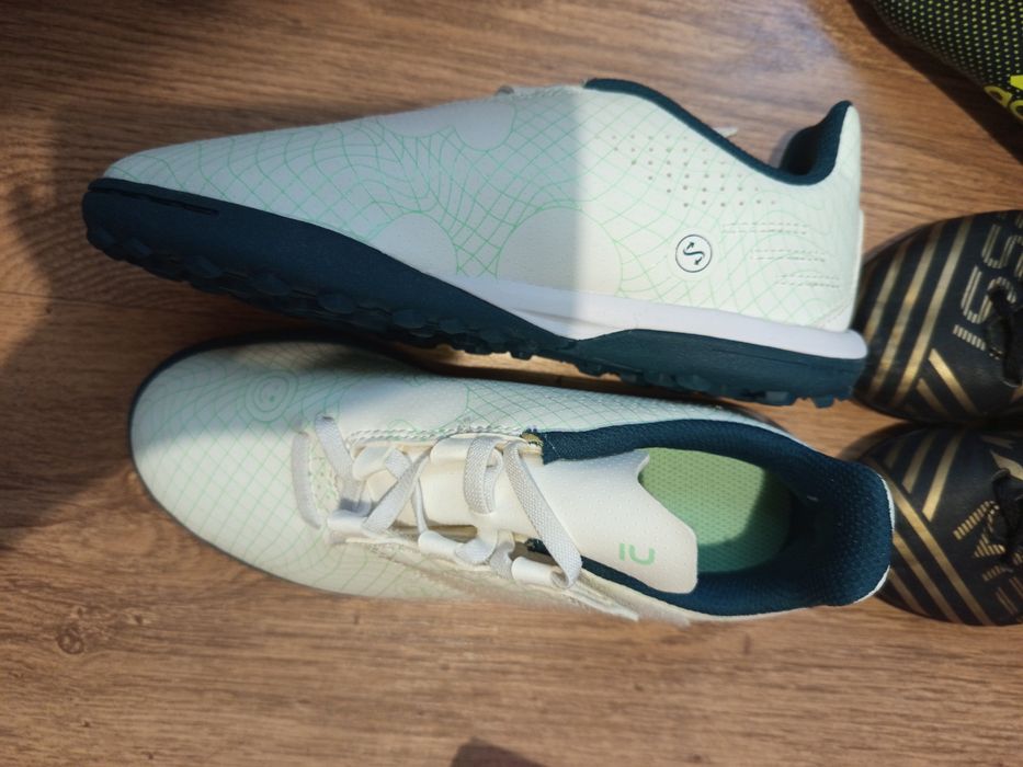 Футболни обувки и стоножки