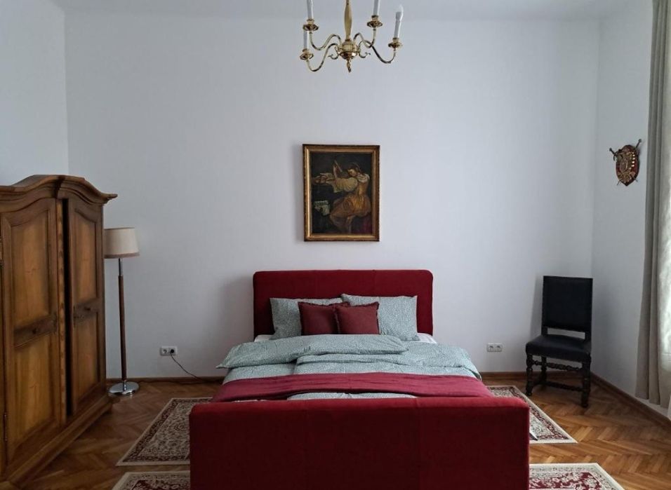 Inchiriez apartament in Casa centrul Careiului complet  echipat+parca privata in curtea cladiri