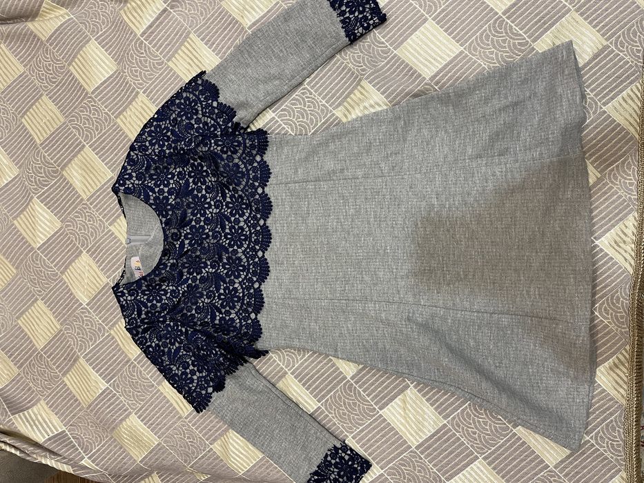 Продам платье для девочки лет 6-8 лет