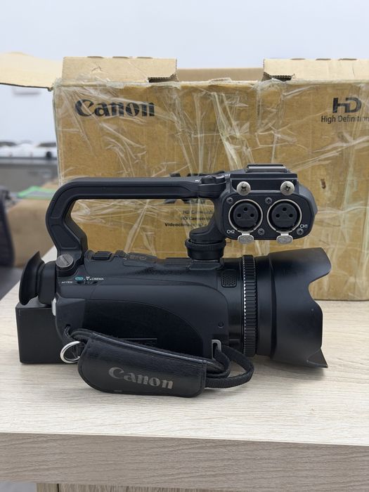 Canon XA 10 камера