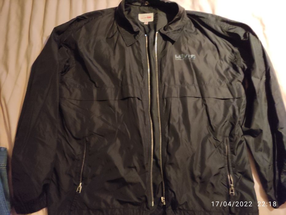 Яке Levi's, яке бомбър, черен суйчър и яке H&M, размер М