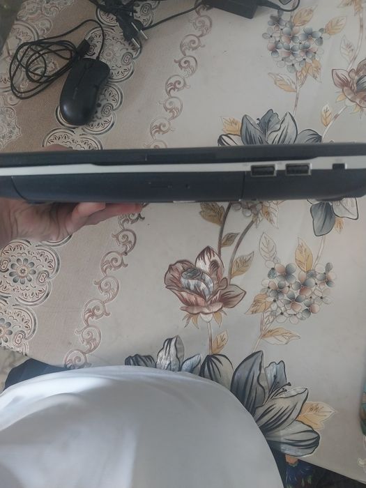 Samsung noutbook srochno sotiladi