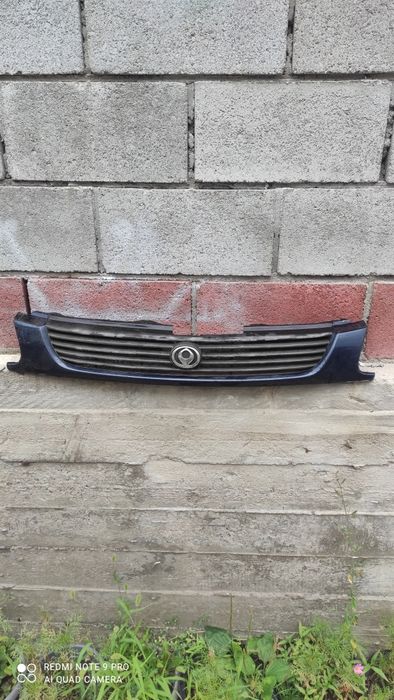 Мазда 323 решотка радиатора