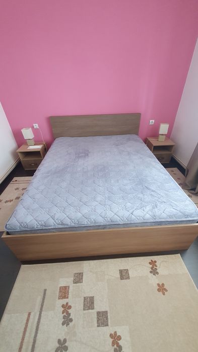 Ofer spre vînzare,un pat +saltea+2 noptiere.