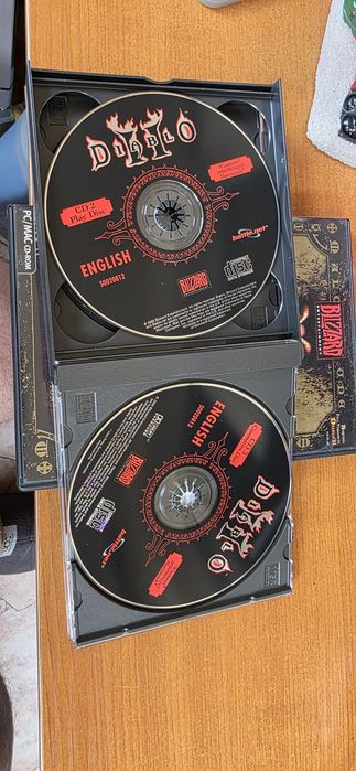 Продавам два комплекта колекционерски Diablo II Expansion set