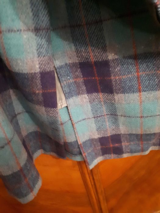 Costum  din stofă de lână fină cardata  ,în  carouri,  pentru  damă