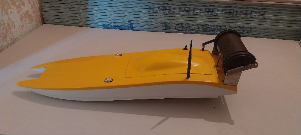 Лодка за захранване и сонар