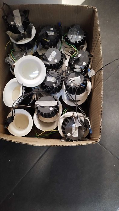 Лунички - лед лампи за таван illuxtron linea 75 HV 9W 300K 35бр.