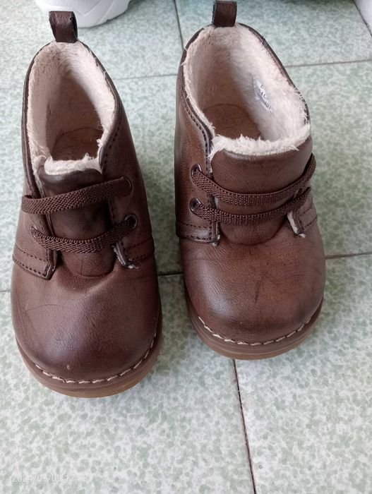 детские ботинки. кроссовки