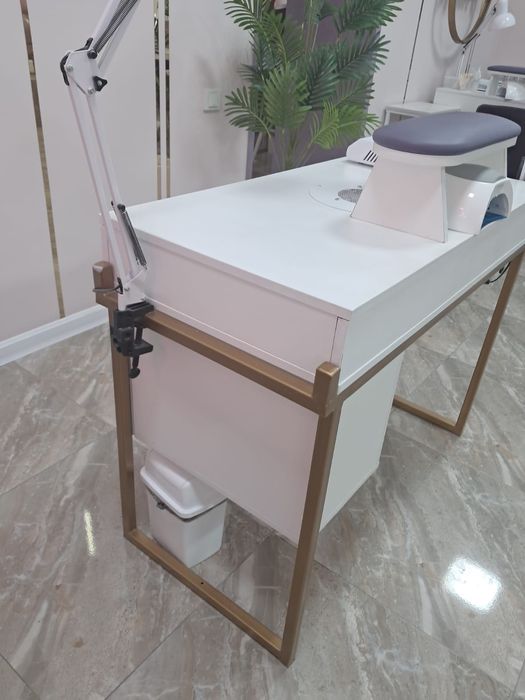 Маникюрные столы