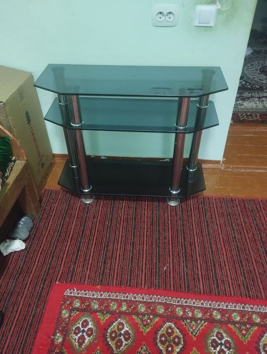 Сервант продаётся состояние новое.