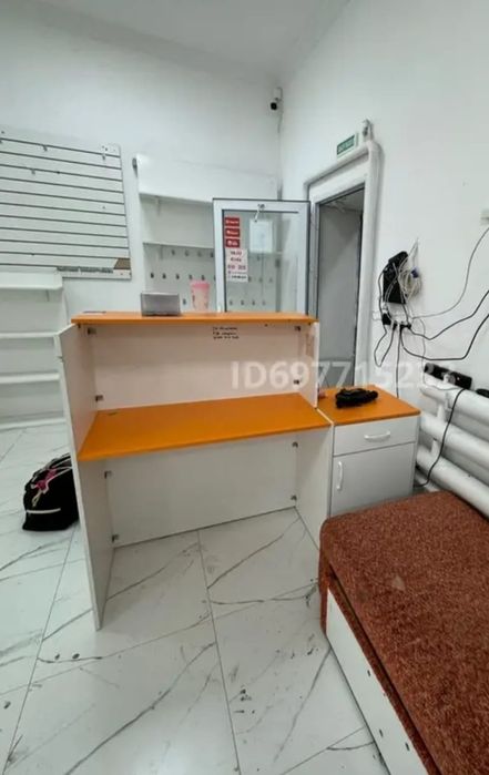 СРОЧНО Продаю полки/витрины и эконом панели