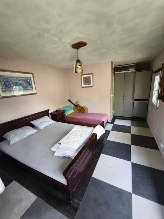 Имот + 3 къщи в село ВАРВАРА