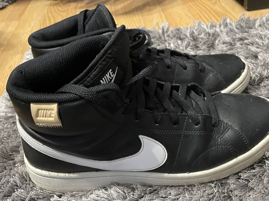 Adidasi nike negri purtati de cateva ori