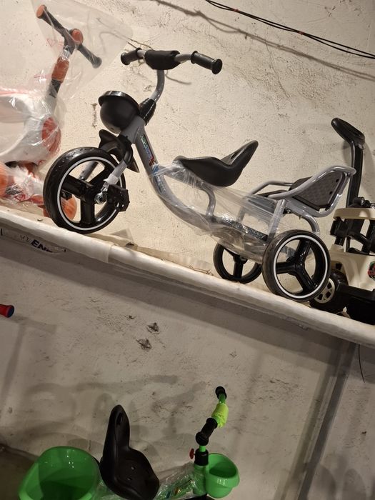 Treh kolesniy zadnim mestnoy velosiped pradayu