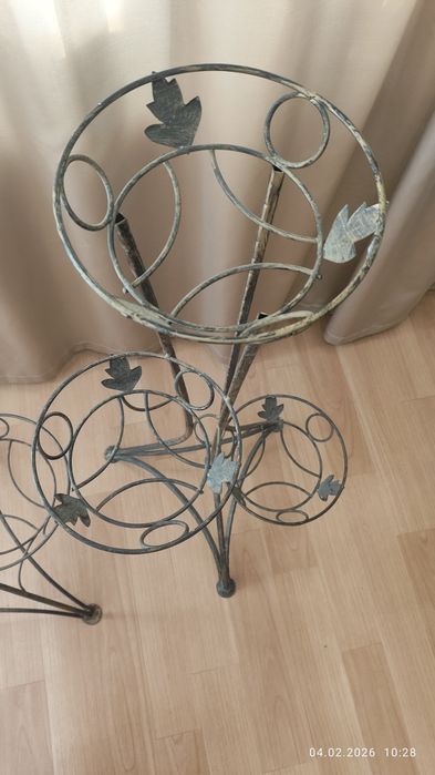 Продам две подставки для цветов