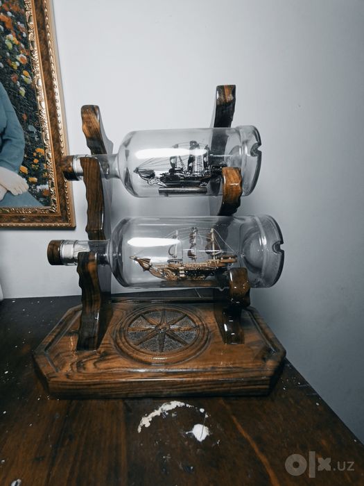 Кораблик в бутылке 2х этажная модэль подставка из темного ореха