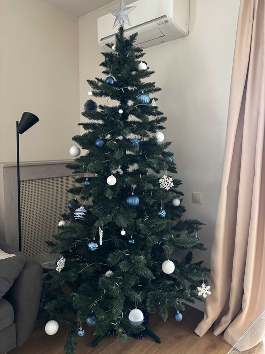 Brad de Crăciun artificial (Toronto) cu decorațiuni