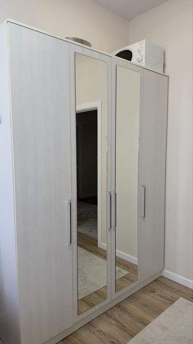 Срочно продам белый шкаф