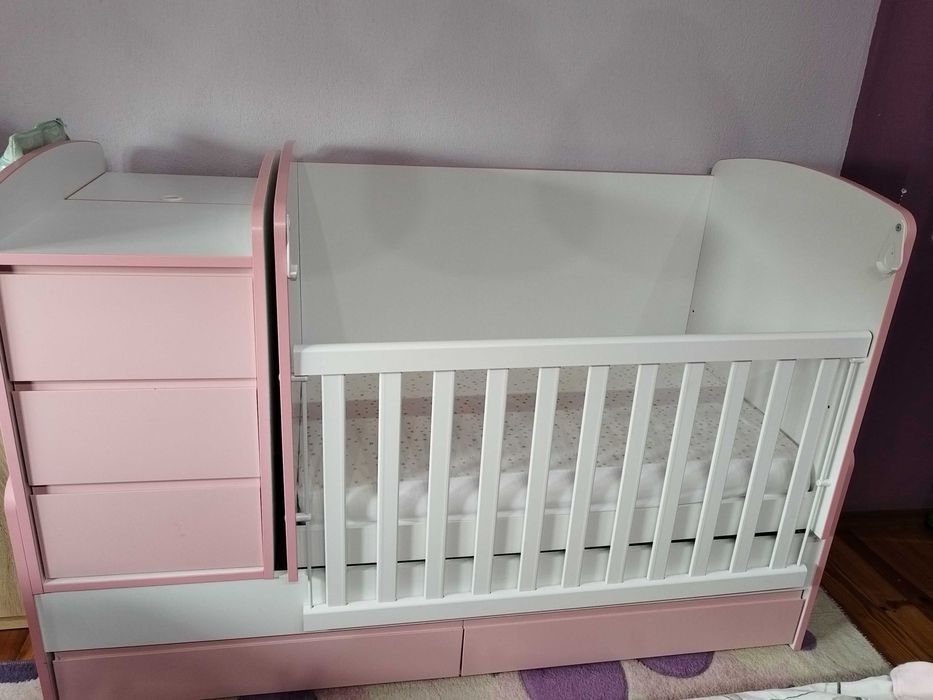 Детско легло с люлеещ механизъм с включен матрак.