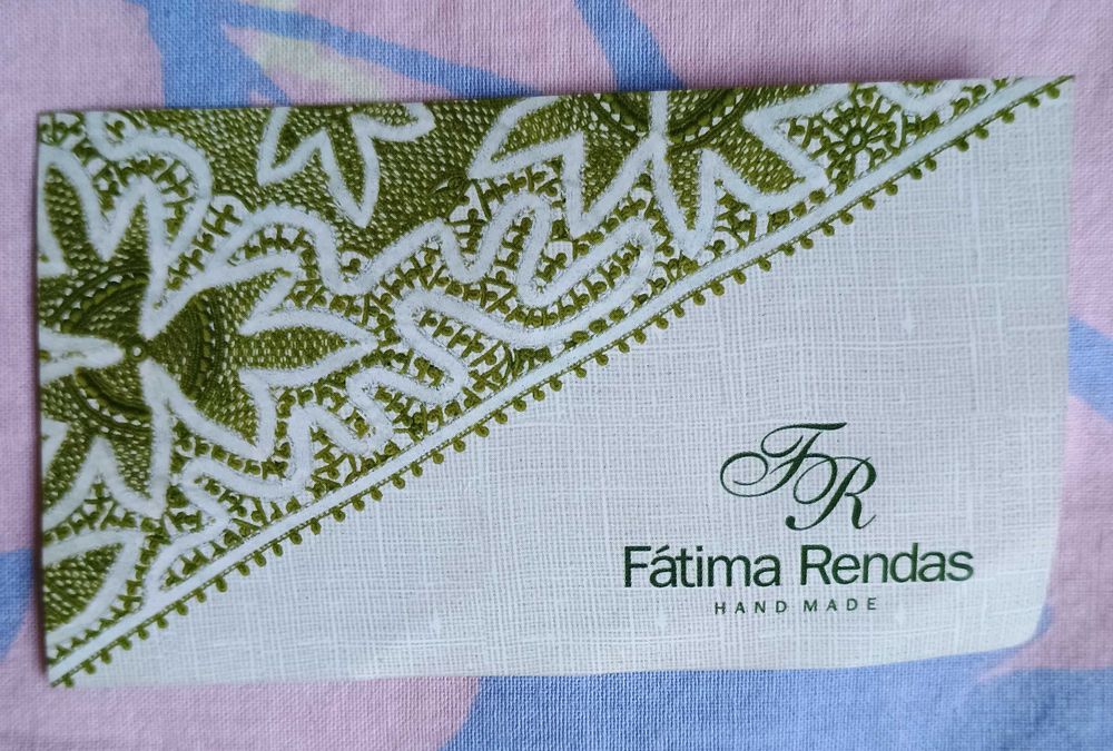 Две нови ефектни сатенени нощници, розова и черна, с дантели, р-р М