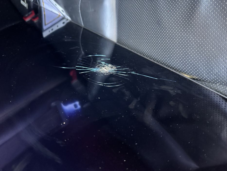 Сломан экран. На фото видно.