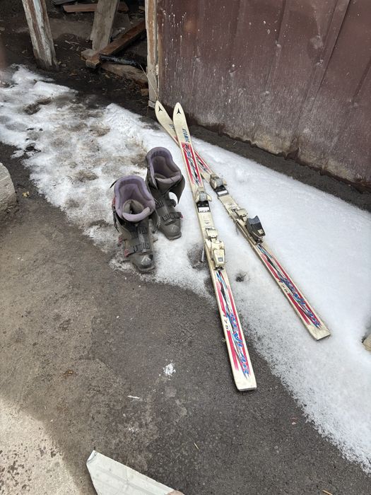 Продается лыжники