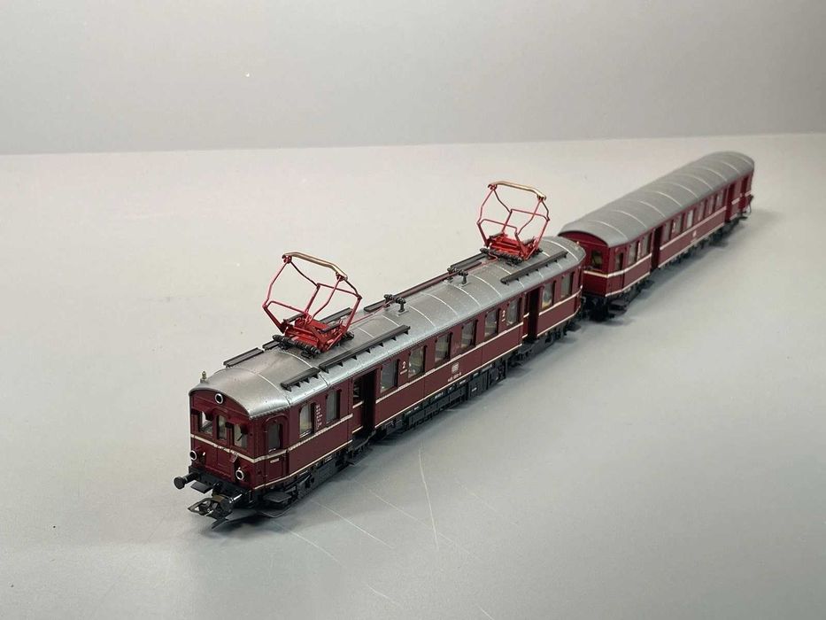 Macheta Roco automotor si vagon BR 485 scara HO 1 / 87