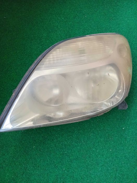 Продавам ляв  фар за рено сценик