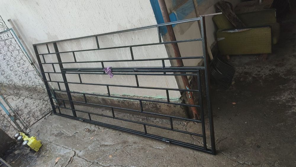 Продам металлическую решётку на двери