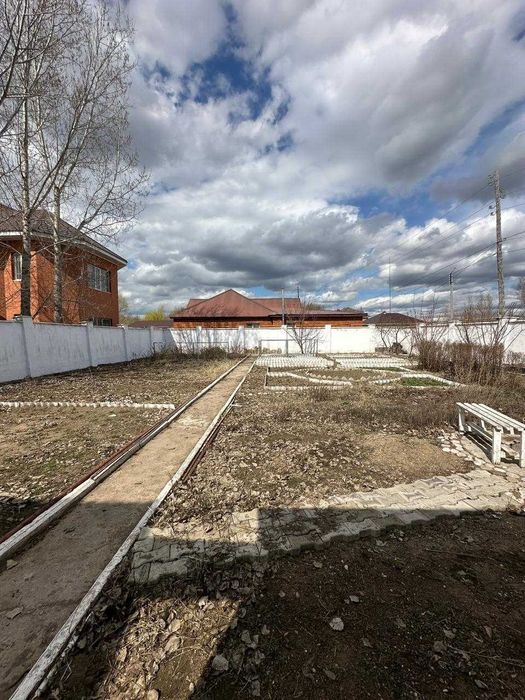 дом на кирпичном