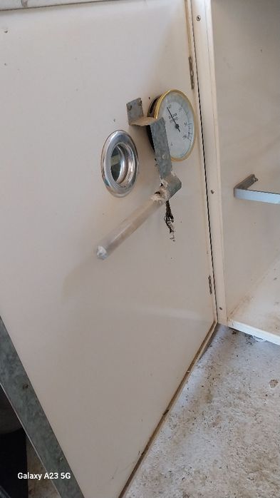 Incubator pentru oua de struț