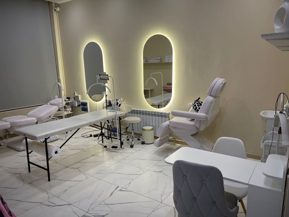 Наращивание ресниц и ногтей