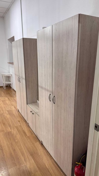 Шкаф- гардероб для офиса с зеркалом