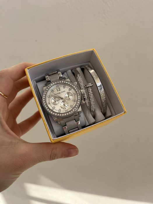 Часы            .