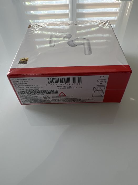 Продавам нови неразопаковани слушалки HUAWEI FreeBuds 6i