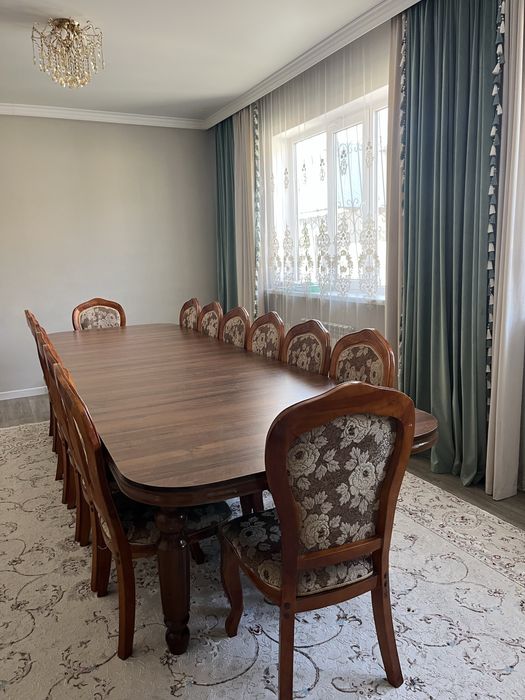 Стол и стулья в хорошем состоянии