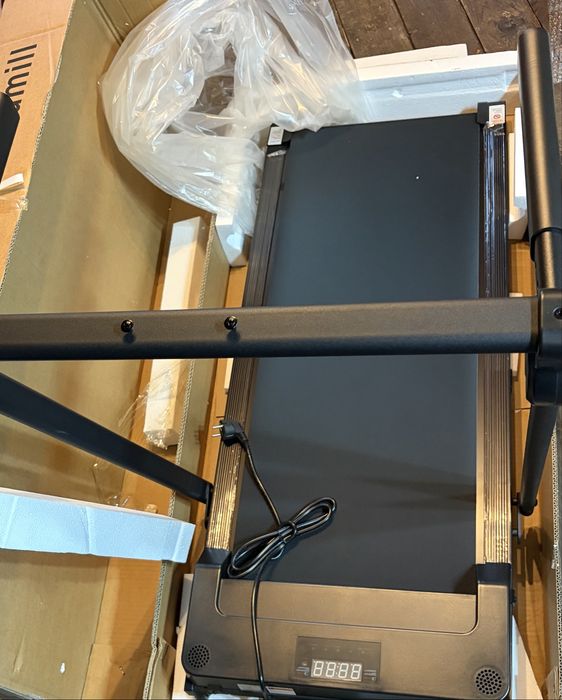 Домашна сгъваема бягаща пътека със стойка за таблет