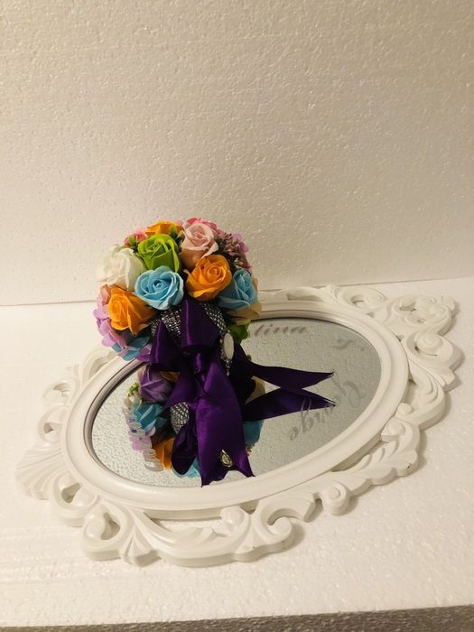 Oglinda ovala cu rama alba personalizata