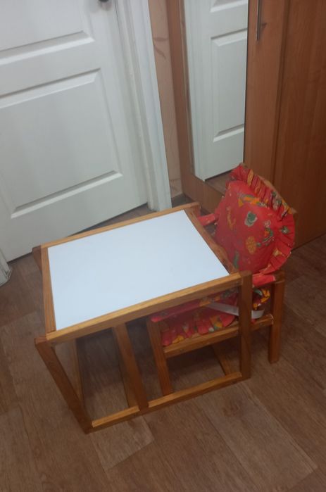 Детский стол и стульчик.