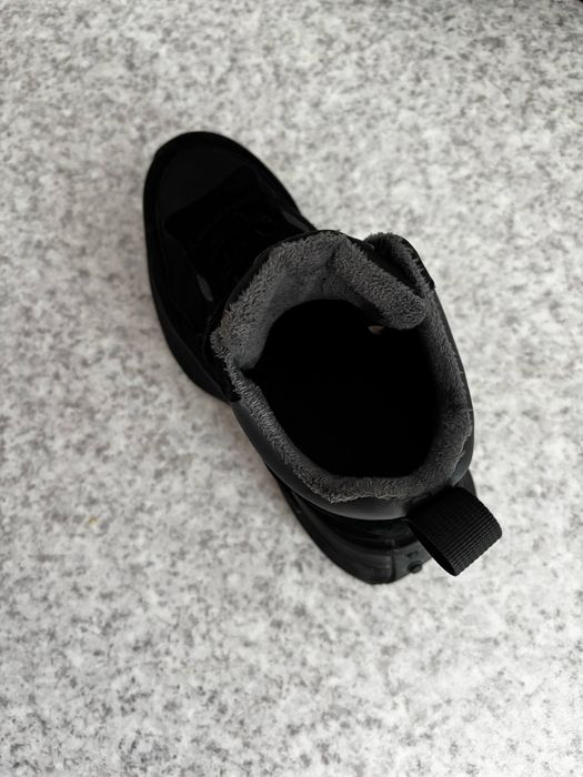 Продам осенние кроссовки