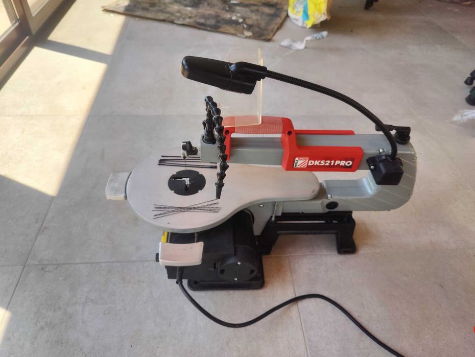Контурен трион Holzmann DKS21PRO 120W с лампа и резервни ножчета
