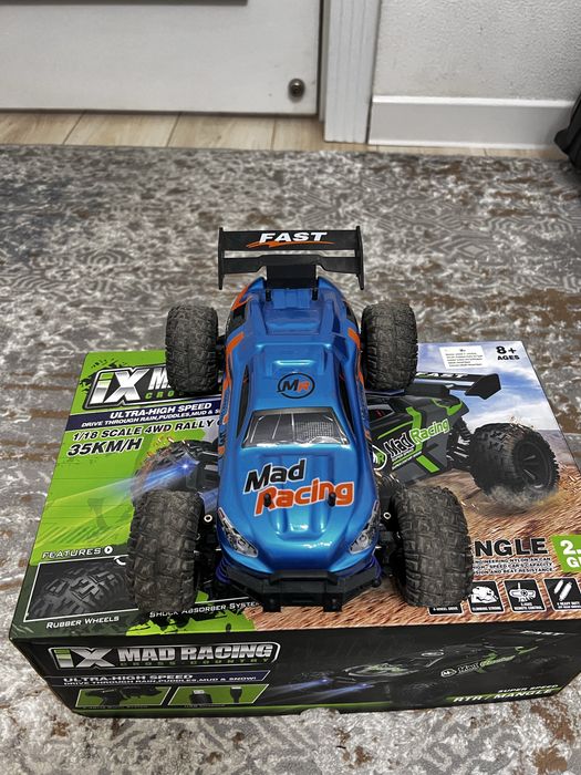 Игрушечная машинка на пульте управление