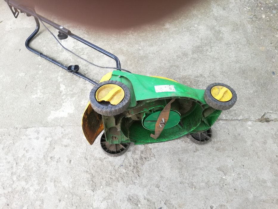 Mașină electrică de tuns iarbă