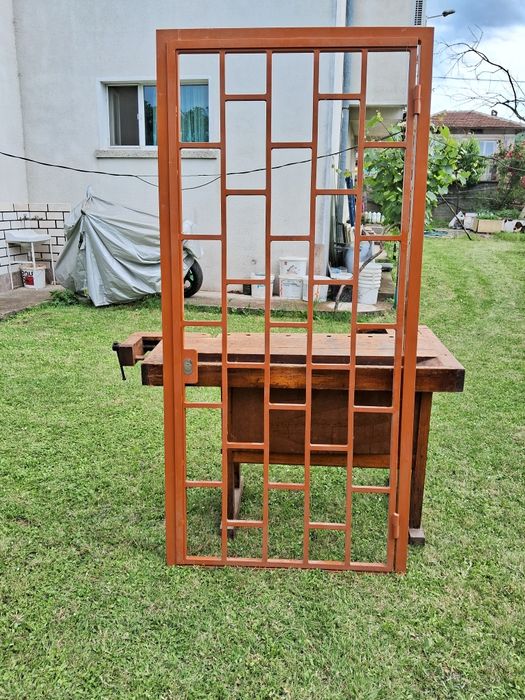 Метална врата с брава