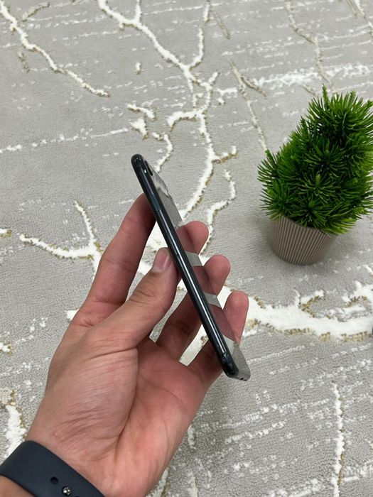 Айфон се 2020 64/100