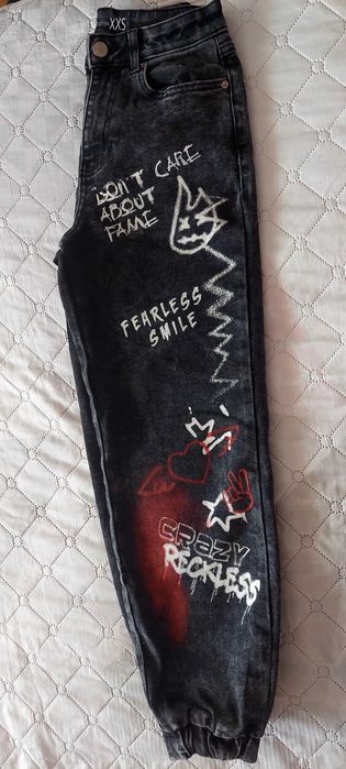 Дънки,  размер ХХS , талия 70см. Обличани са броени пъти.