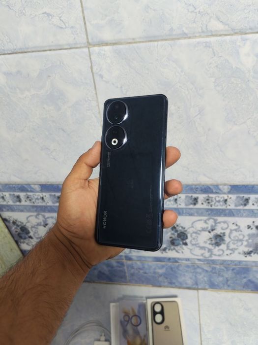 HONOR 90 8/256 sotiladi